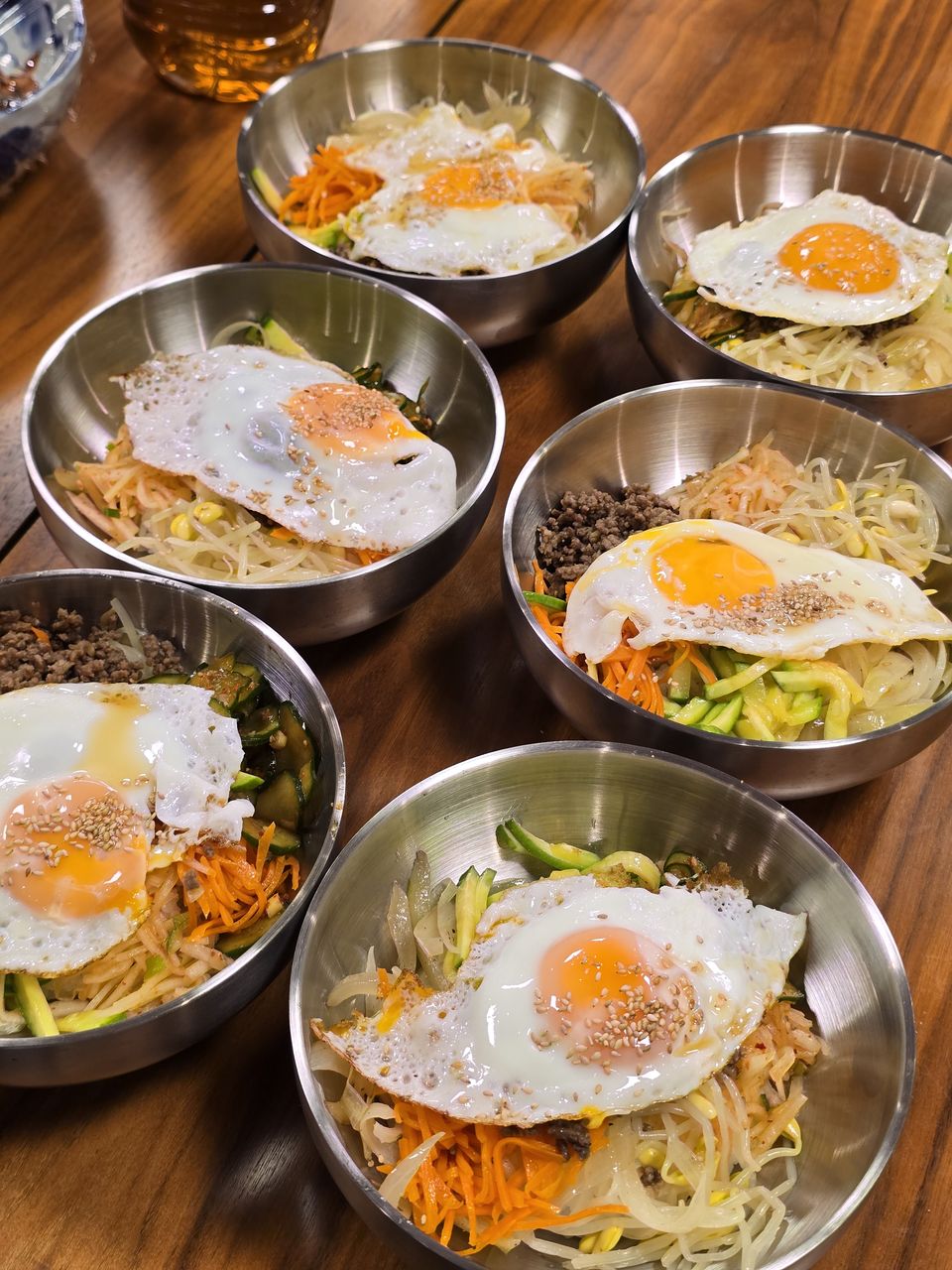 달걀프라이를 올린 비빔밥